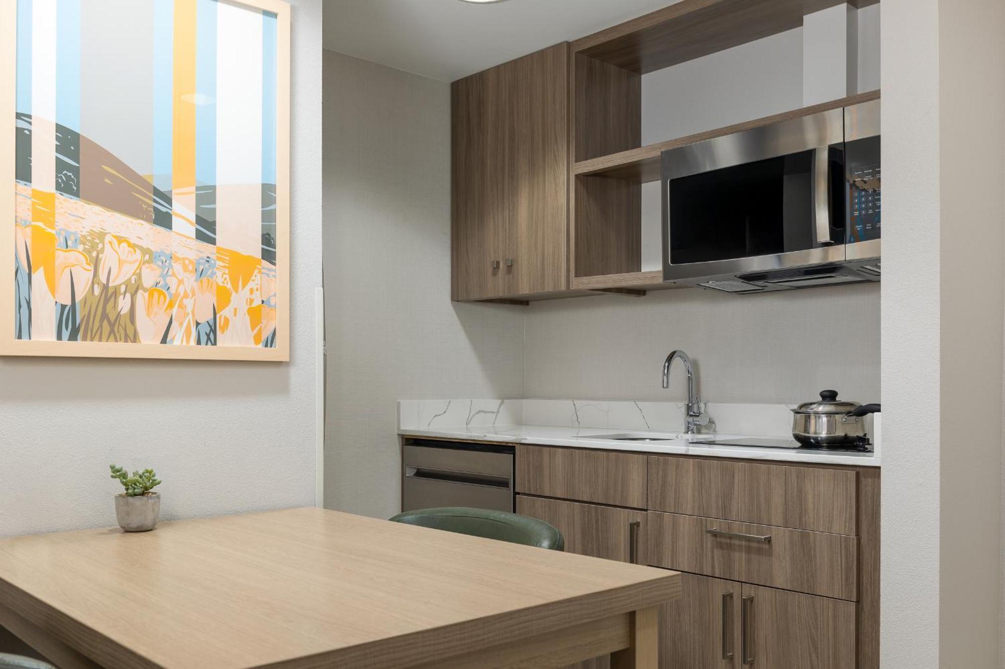 Hotel Homewood By Hilton Ontario 3*